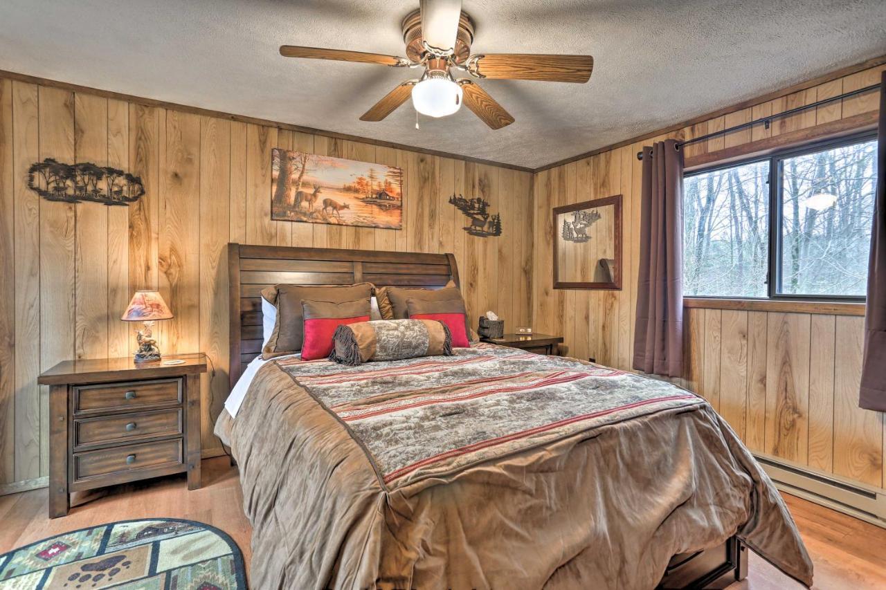 Bear Den Rustic Pocono Lake Home With Game Room! Dış mekan fotoğraf